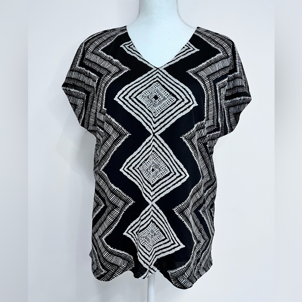 Chico’s size 2 Black & White Sleeveless Geometric Top. Fully lined with V-Neck